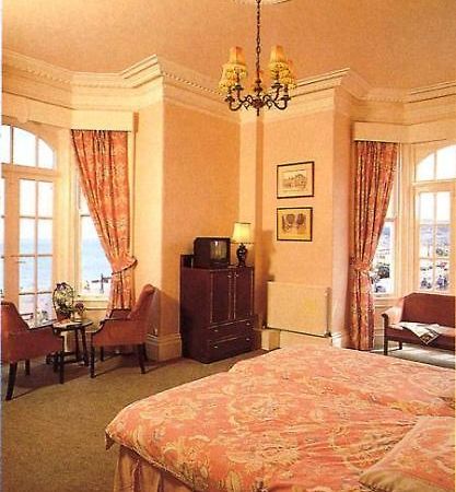Ambassador Hotel Ландъндо Стая снимка