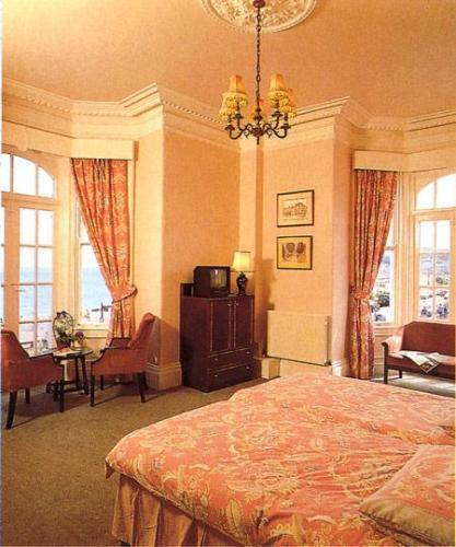 Ambassador Hotel Ландъндо Стая снимка